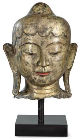 Lote 1341: "Cabeza de Buda" en laca plateada y policromada, Birmania S. XVIII.