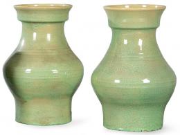 Lote 1344: Pareja de jarrones chinos en gres con vidriado celadón verde pálido S. XX