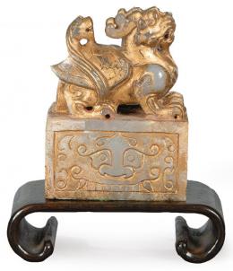 Lote 1347: Sello chino tallado en jade dorado en forma de león de Foo ff. S. XIX