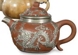 Lote 1349: Tetera de cerámica Yixing (buccaro) y plata ff. S. XIX
