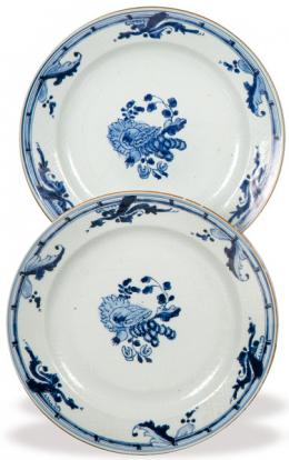 Lote 1354: Pareja de platos de porcelana de Compañía de Indias con decoración azul y blanco y decoración secreta an-hua, Dinastía Qing, época de Qianlong (1736-95).