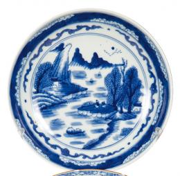 Lote 1355: Plato de porcelana china con decoración azul y blanco Dinastía Qing época Kangxi (1662-1722)