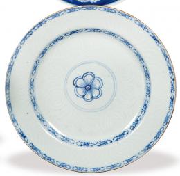 Lote 1356: Plato de porcelana de Compañía de Indias con decoración azul y blanca y decoración secreta an-hua, Dinastía Qing, época de Qianlong (1736-95)