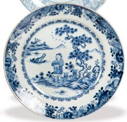 Lote 1358
Plato de porcelana de Compañía de Indias azul y blanco, Dinastía Qing, época de Qianlong (1736-95).