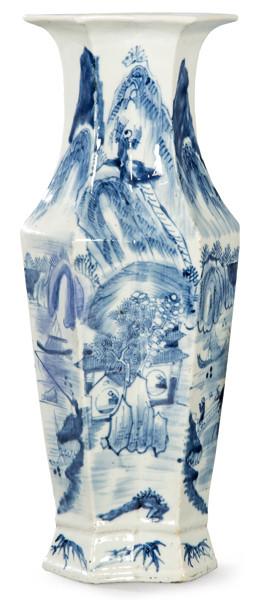 Lote 1359: Jarrón poligonal de porcelana china azul y blanco, Dinastía Qing ff. S.XIX