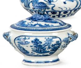 Lote 1362: Pequeña sopera de porcelana china de Compañía de Indias azul y blanco, Dinastía Qing, época de Qienlong (1736-95).