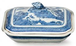 Lote 1363: Legumbrera de porcelana de Compañía de Indias azul y blanco Dinastía Qing época de Qienlong (1736-95).