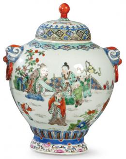 Lote 1373: Jarrón con tapa de porcelana china con esmaltes polícromos Dinastía Qing S. XIX.