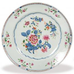 Lote 1379: Plato de porcelana de Compañía de Indias Familia Rosa, Dinastía Qing, época de Qianlong (1736-95)