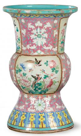 Lote 1384: Jarrón tipo Zun de porcelana china con esmaltes de la Familia Rosa e interior en turquesa, Dinastía Qing, época de Guangxu (1875-1908).