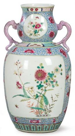 Lote 1385: Jarrón de porcelana china con esmaltes de la Famila Rosa Dinastía Qing ff. S. XIX pp. S. XX