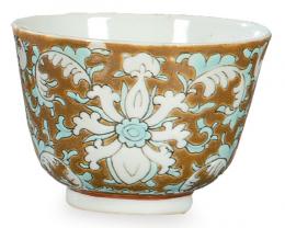 Lote 1389: Cuenco de porcelana china con esmaltes polícromos marrón turquesa y blanco, Dinastía Qing, época de Guanxu (1875-1908)