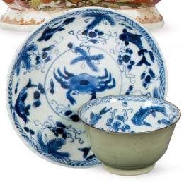 Lote 1390: Cuenco con taza de porcelana de Compañía de Indias con decoración azul y blanco y vidriado celadón, Dinastía Qing, época de Kangxi 81668-1722)