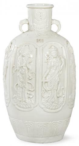 Lote 1397
Jarrón de porcelana china con vidriado blanco S. XX.