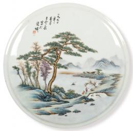 Lote 1398: Placa circular de colgar de porcelana china con esmaltes de la Familia Verde mediados S. XX