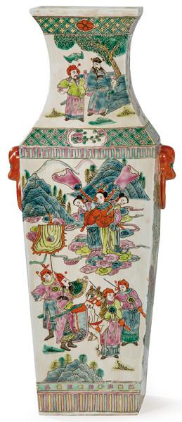 Lote 1400: Jarrón prismático de porcelana china con esmaltes polícromos primer tercio S. XX.