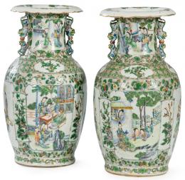 Lote 1401: Pareja de jarrones de porcelana china con esmaltes de la Familia Verde, Dinastía Qing S. XIX.