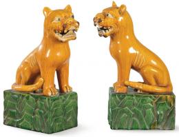 Lote 1402: Pareja de leones de Foo en loza vidriada, China S. XX.