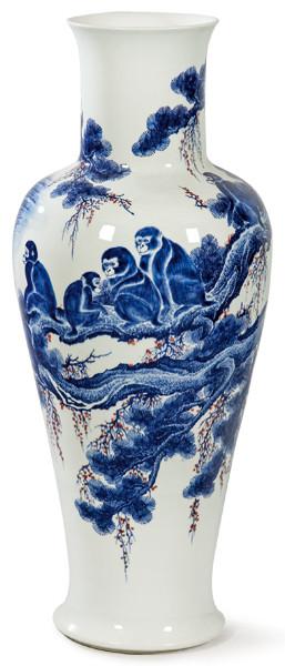 Lote 1403: Gran jarrón de porcelana china con decoración azul y blanca con toques de rojo de cobre S. XX.