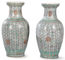 Lote 1404: Pareja de jarrones de porcelana china en rosa y turquesa S. XX.