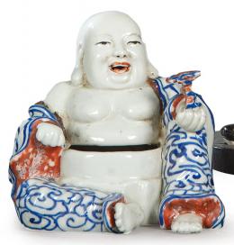 Lote 1407: Incensario en forma de Ho-Shang en porcelana china azul y blanco con toques en rojo de cobre S. XX