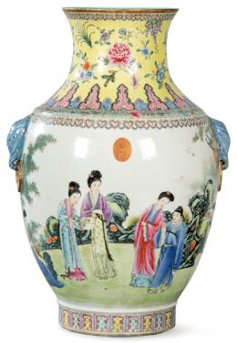 Lote 1410: Jarrón de porcelana china con esmaltes polícromos época República mediados S. XX
