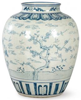 Lote 1411: Jarrón ovoide de porcelana china azul y blanco, Dinastía Qing S. XIX.
