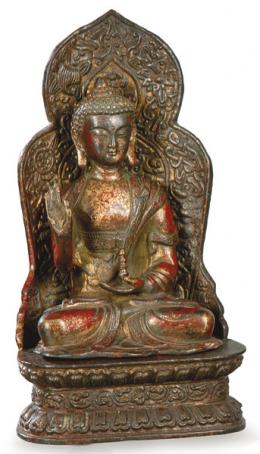 Lote 1413: "Buda Sentado" en bronce dorado y policromado en rojo, China, Dinastía Qing S. XIX