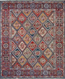 Lote 1422: Alfombra en lana siguiendo modelos azerbayanos con rombos que encierran flores