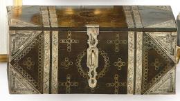 Lote 1428
Pequeña caja marroquí de madera con incrustación de plata ff. S. XIX pp. S. XX.