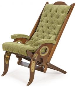 Lote 1435: Butaca en madera de caoba con tapicería de tela en capitoné verde. 
S. XX
