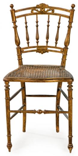 Lote 1445: Silla Napoleón III, estilo Luis XVI en madera tallada, torneada y dorada, con asiento de rejilla.
Francia, segunda mitad S. XIX