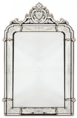 Lote 1447: Espejo rectangular en cristal de Murano con crestería recortada y decoración vegetal grabada al ácido, y flores en las esquinas.Italia, Venecia, finales S. XIX
