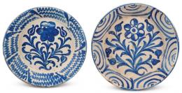 Lote 1453: Dos fuentes en cerámica esmaltada en azul cobalto de fajalauza.
Granada, S. XX
Con decoraciones de flores en los asientos y cenefas en el alero.