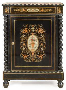 Lote 1463: Entredós Napoleón III en madera ebonizada, con decoración pintada y embutida en latón. Puerta abatible flanqueada por columnas con torneado salomónico. Tapa de mármol. Francia, finales S. XIX