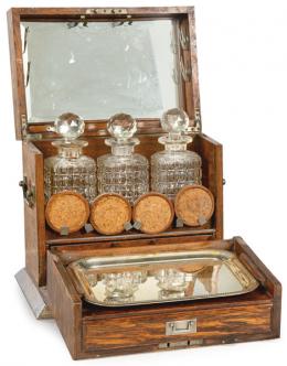Lote 1464: Caja licorera de roble, Inglaterra pp. S. XX.
Con espejo al interior, tres licoreras de cristal tallado