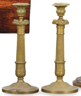 Lote 1487: Pareja de candeleros de bronce estilo Luis XVI