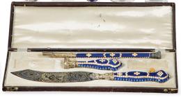 Lote 1499: Estuche de escritorio de plata punzonada y esmalte, posiblemente Francia ff. S. XIX.