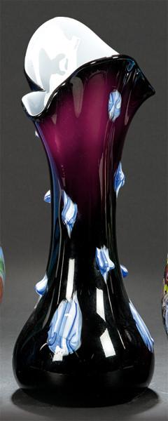Lote 1503: Jarrón de cristal de Murano doblado con exterior negro con gotas aplicadas en azul y blanco