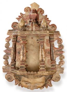 Lote 1532: Capilla de colgar de piedra huamanga tallada y policromada, Virreinato del Perú S. XVIII.
