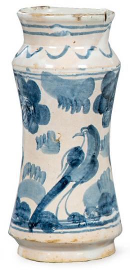 Lote 1533: Tarro de farmacia en cerámica pintado con pajaros en azul cobalto, sobre blanco de Muel. S. XIX.