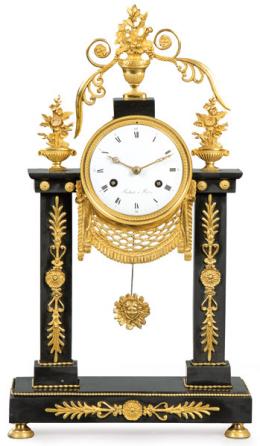 Lote 1542
Reloj de pórtico Imperio firmado en la esfera Radant a París