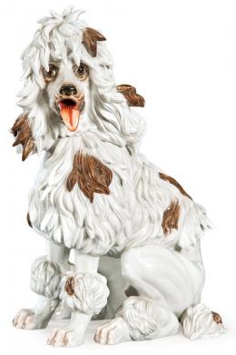 Lote 1544: Figura de perro caniche con manchas en porcelana esmaltada de Algora.
Finales S. XX