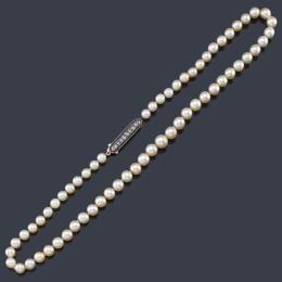 Lote 2003: Collar con un hilo de perlas de aprox. 6,83 - 9,59 mm con un cierre ovalado con centro de diamantes talla rosa orlado con zafiros calibrados.