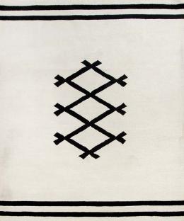 Lote 50: Alfombra española en lana.
Con diseño geométrico de campo blanco con motivos en negro