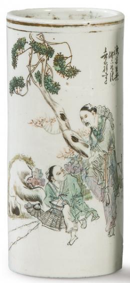 Lote 1452: Jarrón esferico de porcelana china con esmaltes de la Familia Verde, Dinastía Qing, S. XIX