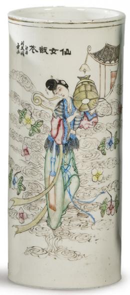 Lote 1453: Jarró cilíndrico en porcelana china con esmaltes polícromos S. XIX