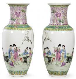 Lote 1457
Pareja de jarrones de porcelana china con esmaltes de la Familia Rosa h. 1980.