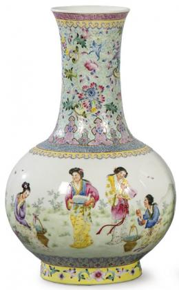 Lote 1464
Jarrón de cuello largo de porcelana china con esmaltes de la Familia Rosa, época República h. 1950