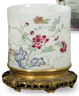 Lote 1465: Jarrón cilindrico de porcelana china con esmaltes de la Familia Rosa, y montura de bronce dorado Dinastía Qing ff. S. XIX